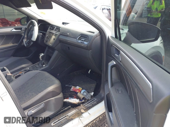 2023 Volkswagen Tiguan SE R-Line Black with VIN 3VVCB7AX9PM042025, listed as a IAAI auction lot 41913943 with 114,097 mi miles and . Bid and sale history available at DreamBid. Image 5.