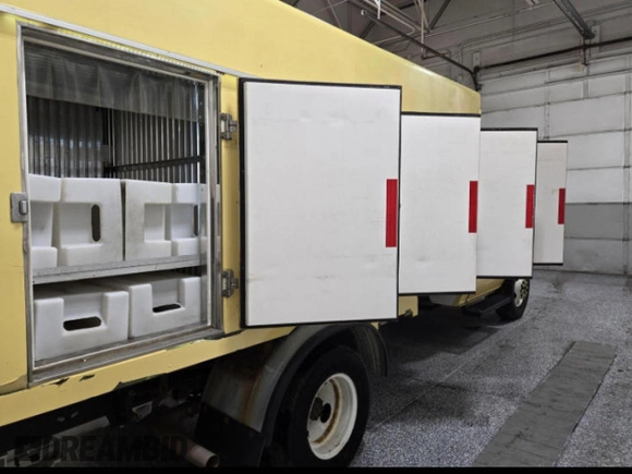 2019 Ford Econoline Commercial z VIN 1FDXE4FS3KDC57693, wystawiony jako Copart lot #84570474 z przebiegiem 83 957 mil mil oraz Tytuł czysty. Historia ofert i sprzedaży dostępna na DreamBid. Obrazek 6.