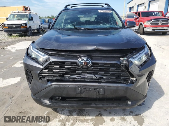 2022 Toyota RAV4 XLE z VIN 2T3P1RFV2NC277952, wystawiony jako Copart lot #61972445 z przebiegiem 46 798 mil mil oraz Szkoda całkowita • Salvage title. Historia ofert i sprzedaży dostępna na DreamBid. Obrazek 5.