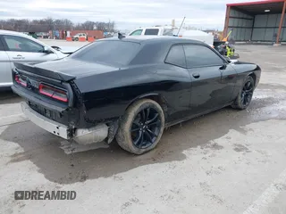 2017 Dodge Challenger SXT z VIN 2C3CDZAG5HH501706, wystawiony jako IAAI lot #41508621 z przebiegiem 93 658 mil mil oraz . Historia ofert i sprzedaży dostępna na DreamBid. Obrazek 4.