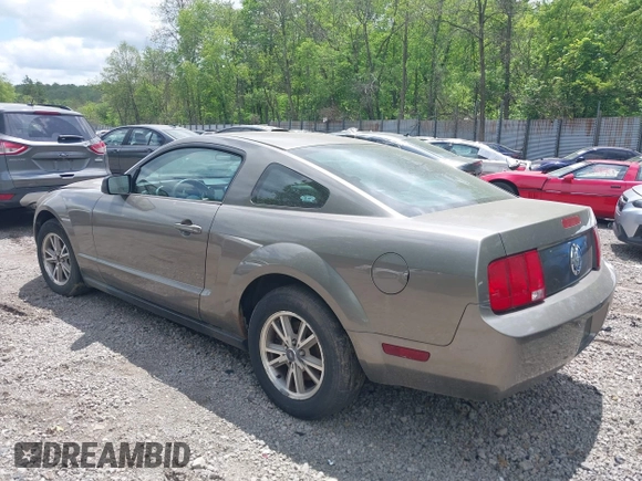 2005 Ford Mustang Deluxe z VIN 1ZVFT80N355160005, wystawiony jako IAAI lot #42288228 z przebiegiem 152 140 mil mil oraz . Historia ofert i sprzedaży dostępna na DreamBid. Obrazek 3.