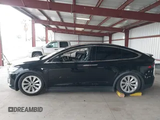 2017 Tesla Model X 90D z VIN 5YJXCAE21HF041207, wystawiony jako IAAI lot #41766065 z przebiegiem Nie podano mil oraz . Historia ofert i sprzedaży dostępna na DreamBid. Obrazek 14.