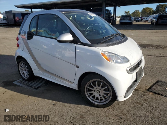 2013 Smart fortwo Passion z VIN WMEEJ9AA6DK725631, wystawiony jako Copart lot #85617364 z przebiegiem Nie podano mil oraz Tytuł czysty. Historia ofert i sprzedaży dostępna na DreamBid. Obrazek 4.