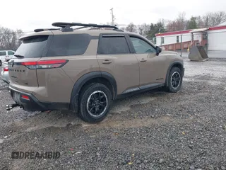 2023 Nissan Pathfinder SV z VIN 5N1DR3BD7PC267357, wystawiony jako IAAI lot #41995557 z przebiegiem 39 603 mil mil oraz . Historia ofert i sprzedaży dostępna na DreamBid. Obrazek 4.