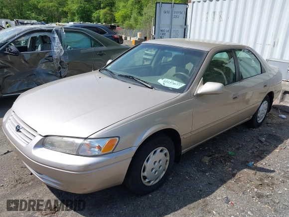 1997 Toyota Camry LE z VIN 4T1BG22K3VU808174, wystawiony jako IAAI lot #42237077 z przebiegiem 100 049 mil mil oraz . Historia ofert i sprzedaży dostępna na DreamBid. Obrazek 2.