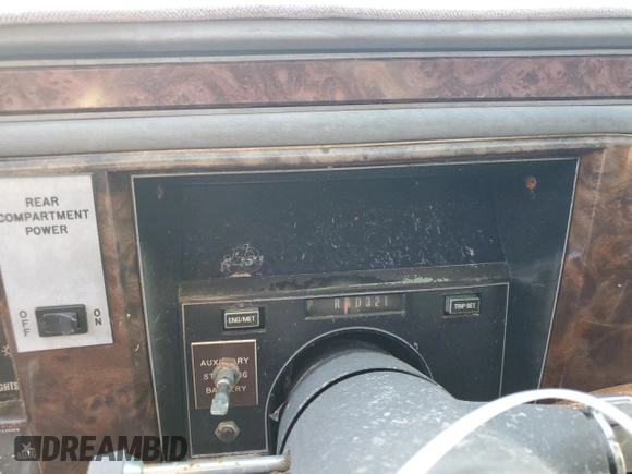 1990 Cadillac Brougham z VIN 1G6DW5472LR711206, wystawiony jako Copart lot #75627814 z przebiegiem Nie podano mil oraz Nie do naprawy. Historia ofert i sprzedaży dostępna na DreamBid. Obrazek 9.