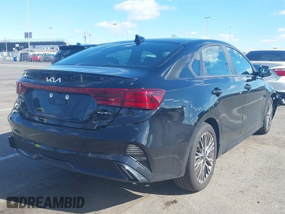 2023 Kia Forte GT-Line z VIN 3KPF54ADXPE580248, wystawiony jako IAAI lot #41601138 z przebiegiem 21 881 mil mil oraz . Historia ofert i sprzedaży dostępna na DreamBid. Obrazek 4.