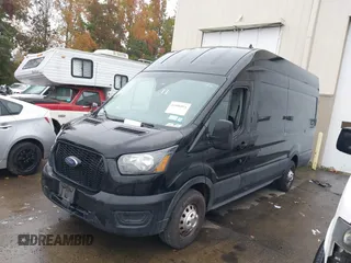 2022 Ford Transit Cargo z VIN 1FTBR3U85NKA64644, wystawiony jako IAAI lot #41006811 z przebiegiem 101 658 mil mil oraz . Historia ofert i sprzedaży dostępna na DreamBid. Obrazek 23.