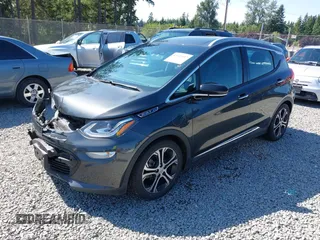 2017 Chevrolet Bolt EV Premier z VIN 1G1FX6S05H4190932, wystawiony jako IAAI lot #42422197 z przebiegiem 59 836 mil mil oraz . Historia ofert i sprzedaży dostępna na DreamBid. Obrazek 2.