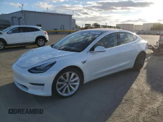 2020 Tesla Model 3 Standard Range Plus z VIN 5YJ3E1EA2LF709170, wystawiony jako Copart lot #47885075 z przebiegiem 126 550 mil mil oraz Szkody całkowita. Historia ofert i sprzedaży dostępna na DreamBid. Obrazek 1.
