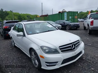 2014 Mercedes-Benz C 300 Sport z VIN WDDGF8AB4ER324282, wystawiony jako IAAI lot #42241383 z przebiegiem 91 912 mil mil oraz . Historia ofert i sprzedaży dostępna na DreamBid. Obrazek 1.