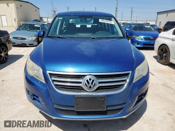 2010 Volkswagen Tiguan Wolfsburg Edition z VIN WVGAV7AXXAW004058, wystawiony jako Copart lot #50976575 z przebiegiem 83 620 mil mil oraz Szkoda całkowita • Salvage title. Historia ofert i sprzedaży dostępna na DreamBid. Obrazek 5.