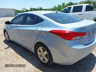 2011 Hyundai Elantra GLS z VIN KMHDH4AE0BU135563, wystawiony jako IAAI lot #42482810 z przebiegiem 158 110 mil mil oraz . Historia ofert i sprzedaży dostępna na DreamBid. Obrazek 3.