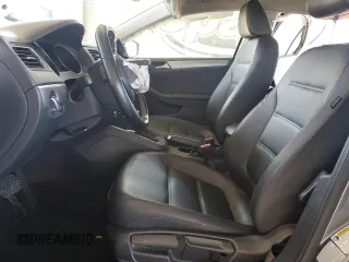 2015 Volkswagen Jetta SE z VIN 3VWD17AJ0FM293139, wystawiony jako Copart lot #61503405 z przebiegiem 100 045 mil mil oraz Czysty tytuł • Clean title. Historia ofert i sprzedaży dostępna na DreamBid. Obrazek 7.