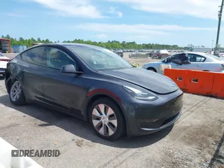 2024 Tesla Model Y Long Range z VIN 7SAYGDEE3RA253127, wystawiony jako IAAI lot #42188478 z przebiegiem 26 759 mil mil oraz . Historia ofert i sprzedaży dostępna na DreamBid. Obrazek 1.