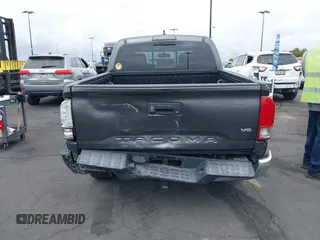 2017 Toyota Tacoma SR5 z VIN 3TMAZ5CN7HM045752, wystawiony jako IAAI lot #42057874 z przebiegiem 89 898 mil mil oraz . Historia ofert i sprzedaży dostępna na DreamBid. Obrazek 16.