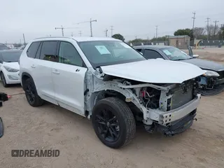 2024 Toyota Highlander XLE z VIN 5TDAAAA52RS003283, wystawiony jako IAAI lot #41429420 z przebiegiem 19 601 mil mil oraz . Historia ofert i sprzedaży dostępna na DreamBid. Obrazek 1.