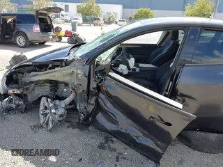 2024 Tesla Model Y z VIN 7SAYGDED2RF032628, wystawiony jako IAAI lot #42507569 z przebiegiem 22 845 mil mil oraz . Historia ofert i sprzedaży dostępna na DreamBid. Obrazek 6.