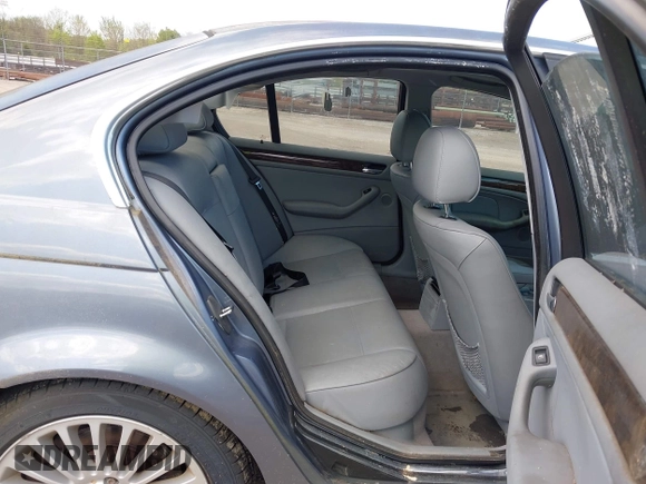 2001 BMW 3 Series 330i with VIN WBAAV53491JS94217, listed as a IAAI auction lot 42039234 with 128,977 mi miles. Bid and sale history available at carsss.com. Image 8.