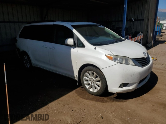 2013 Toyota Sienna XLE с VIN 5TDDK3DC9DS052022, выставлен на аукционе Copart как лот 62444725 с пробегом 241 187 миль миль и Списание • Salvage title. История ставок и продаж доступна на DreamBid. Изображение 4.
