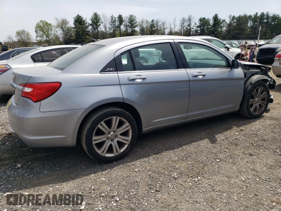 2014 Chrysler 200 Touring z VIN 1C3CCBBBXEN153322, wystawiony jako Copart lot #53541795 z przebiegiem 47 498 mil mil oraz Szkoda całkowita • Salvage title. Historia ofert i sprzedaży dostępna na DreamBid. Obrazek 3.