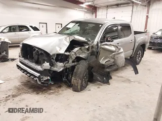 2023 Toyota Tacoma SR z VIN 3TMCZ5AN4PM597509, wystawiony jako IAAI lot #42020023 z przebiegiem 36 941 mil mil oraz . Historia ofert i sprzedaży dostępna na DreamBid. Obrazek 2.