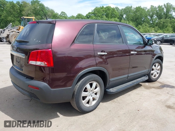 2012 Kia Sorento LX z VIN 5XYKT3A19CG286034, wystawiony jako IAAI lot #42269635 z przebiegiem 163 935 mil mil oraz . Historia ofert i sprzedaży dostępna na DreamBid. Obrazek 4.