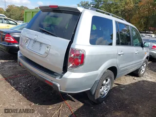 2008 Honda Pilot SE with VIN 5FNYF28338B030585, listed as a IAAI auction lot 40740293 with 210,626 mi miles. Bid and sale history available at carsss.com. Image 4.