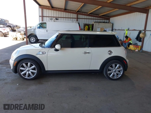 2009 MINI Hardtop S с VIN WMWMF73509TW82449, выставлен на аукционе IAAI как лот 42304286 с пробегом Не указан миль и . История ставок и продаж доступна на DreamBid. Изображение 14.
