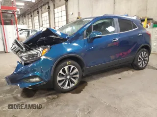 2020 Buick Encore Essence z VIN KL4CJGSB9LB033504, wystawiony jako Copart lot #43911325 z przebiegiem 62 471 mil mil oraz Szkody całkowita. Historia ofert i sprzedaży dostępna na DreamBid. Obrazek 1.