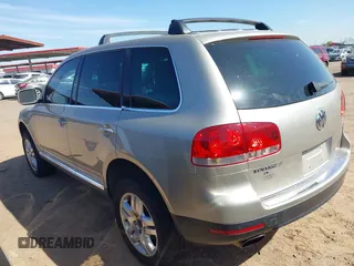 2004 Volkswagen Touareg z VIN WVGCM77L64D076276, wystawiony jako IAAI lot #42149861 z przebiegiem 144 182 mil mil oraz . Historia ofert i sprzedaży dostępna na DreamBid. Obrazek 3.