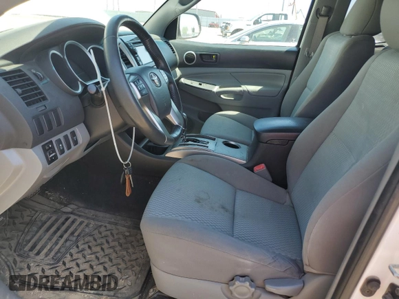 2013 Toyota Tacoma z VIN 5TFUX4EN9DX020947, wystawiony jako Copart lot #55651885 z przebiegiem 306 394 mil mil oraz Czysty tytuł • Clean title. Historia ofert i sprzedaży dostępna na DreamBid. Obrazek 7.
