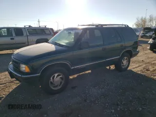 1997 Chevrolet Blazer LS z VIN 1GNDT13WXV2245874, wystawiony jako Copart lot #41433485 z przebiegiem 166 564 mil mil oraz Szkoda całkowita • Salvage title. Historia ofert i sprzedaży dostępna na DreamBid. Obrazek 1.