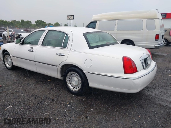 2002 Lincoln Town Car Executive z VIN 1LNHM81W42Y636204, wystawiony jako IAAI lot #42194479 z przebiegiem Nie podano mil oraz . Historia ofert i sprzedaży dostępna na DreamBid. Obrazek 3.