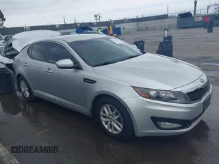 2013 Kia Optima LX z VIN KNAGM4A77D5434055, wystawiony jako IAAI lot #42116386 z przebiegiem 166 350 mil mil oraz . Historia ofert i sprzedaży dostępna na DreamBid. Obrazek 1.