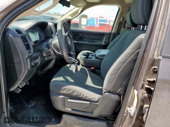 2020 Ram 3500 Tradesman z VIN 3C63RRGL3LG241856, wystawiony jako Copart lot #59517925 z przebiegiem 195 146 mil mil oraz Czysty tytuł • Clean title. Historia ofert i sprzedaży dostępna na DreamBid. Obrazek 9.