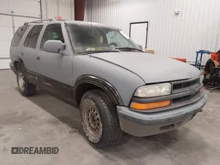 2000 Chevrolet Blazer LT z VIN 1GNDT13W2Y2338828, wystawiony jako IAAI lot #41182896 z przebiegiem 259 381 mil mil oraz . Historia ofert i sprzedaży dostępna na DreamBid. Obrazek 1.