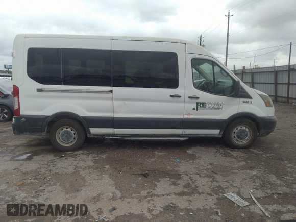 2015 Ford Transit Passenger XL z VIN 1FBAX2CG3FKA97085, wystawiony jako IAAI lot #42210744 z przebiegiem 81 911 mil mil oraz . Historia ofert i sprzedaży dostępna na DreamBid. Obrazek 13.