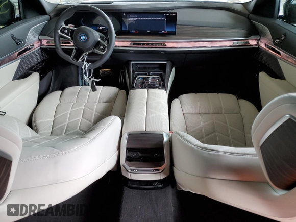 2023 BMW i7 xDrive60 z VIN WBY53EJ04PCM31425, wystawiony jako Copart lot #59719113 z przebiegiem 5414 mil mil oraz . Historia ofert i sprzedaży dostępna na DreamBid. Obrazek 8.