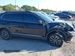 2020 Volkswagen Tiguan SE z VIN 3VV3B7AX1LM019574, wystawiony jako IAAI lot #41450002 z przebiegiem 44 553 mil mil oraz . Historia ofert i sprzedaży dostępna na DreamBid. Obrazek 13.