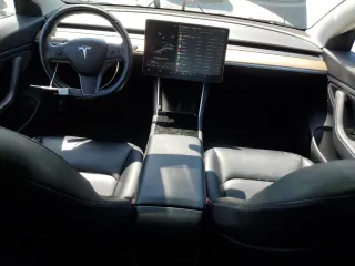 2019 Tesla Model 3 Mid Range z VIN 5YJ3E1EA7KF397524, wystawiony jako Copart lot #52696585 z przebiegiem 82 995 mil mil oraz Szkoda całkowita • Salvage title. Historia ofert i sprzedaży dostępna na DreamBid. Obrazek 8.