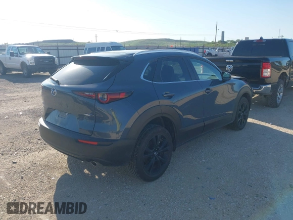 2025 Mazda CX-30 S Carbon Edition z VIN 3MVDMBCMXSM790941, wystawiony jako IAAI lot #42514372 z przebiegiem 17 235 mil mil oraz . Historia ofert i sprzedaży dostępna na DreamBid. Obrazek 4.