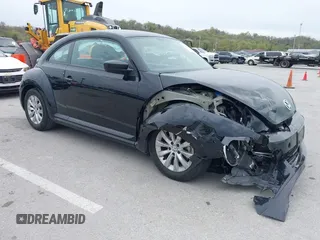 2018 Volkswagen Beetle S z VIN 3VWFD7AT1JM706390, wystawiony jako IAAI lot #42027033 z przebiegiem 24 672 mil mil oraz . Historia ofert i sprzedaży dostępna na DreamBid. Obrazek 1.