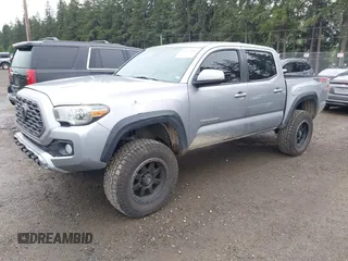 2020 Toyota Tacoma SR5 z VIN 3TMCZ5AN8LM323918, wystawiony jako IAAI lot #42279462 z przebiegiem 105 923 mil mil oraz . Historia ofert i sprzedaży dostępna na DreamBid. Obrazek 2.