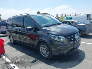 2022 Mercedes-Benz Metris Cargo z VIN W1YV0BEY3N4174334, wystawiony jako IAAI lot #39901822 z przebiegiem 28 374 mil mil oraz . Historia ofert i sprzedaży dostępna na DreamBid. Obrazek 1.