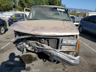 1993 GMC Suburban z VIN 1GKGK26NXPJ711771, wystawiony jako Copart lot #85515174 z przebiegiem 63 064 mil mil oraz Szkoda całkowita • Salvage title. Historia ofert i sprzedaży dostępna na DreamBid. Obrazek 5.