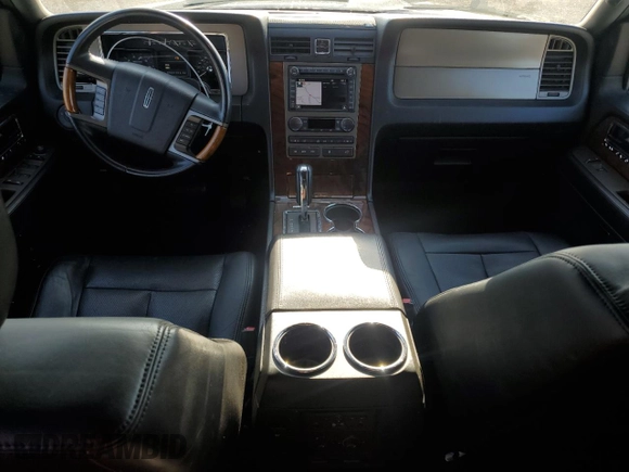 2011 Lincoln Navigator z VIN 5LMJJ2H54BEJ04714, wystawiony jako Copart lot #83490764 z przebiegiem 82 685 mil mil oraz Szkoda całkowita • Salvage title. Historia ofert i sprzedaży dostępna na DreamBid. Obrazek 8.