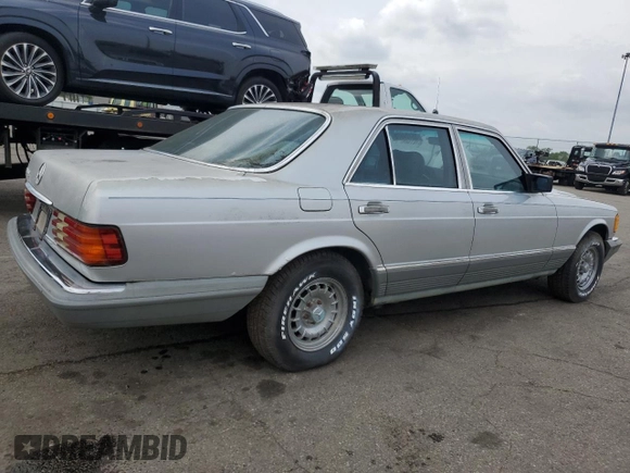 1985 Mercedes-Benz 380 z VIN WDBCA32C1FA105232, wystawiony jako Copart lot #55124875 z przebiegiem 150 676 mil mil oraz Czysty tytuł • Clean title. Historia ofert i sprzedaży dostępna na DreamBid. Obrazek 3.