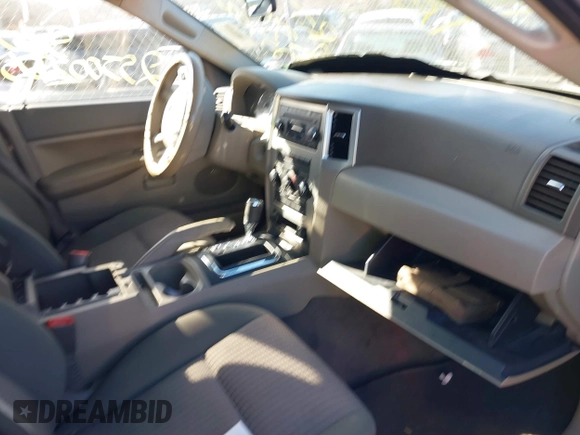 2008 Jeep Grand Cherokee Laredo with VIN 1J8GR48K28C164998, listed as a IAAI auction lot 41844702 with 999,999 mi miles. Bid and sale history available at carsss.com. Image 5.