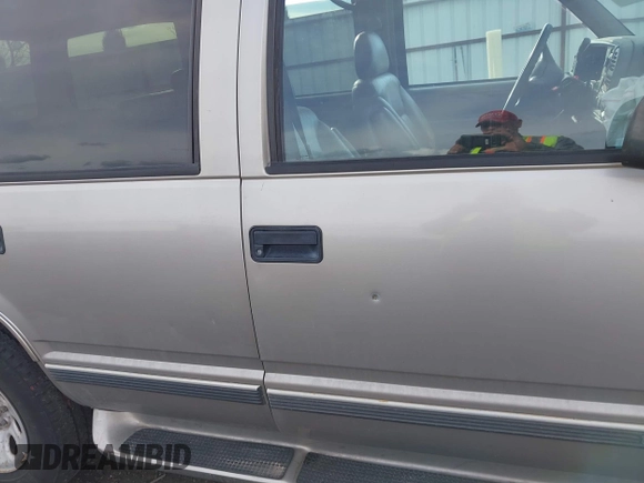 1999 GMC Yukon with VIN 1GKEK13R2XJ712390, listed as a IAAI auction lot 41793649 with 222,721 mi miles. Bid and sale history available at carsss.com. Image 14.